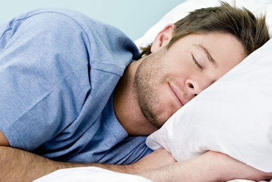 Đi ngủ sớm và tránh xa các thiệt bị điện tử là cách phòng tránh rất nhiều bệnh ung thư. (Ảnh: Ideal.com)